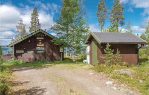 a small building next to a dirt road at Holiday Home Rendalen Renåfjellet Hylla in Svarstad