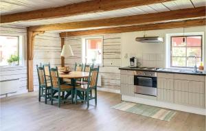 eine Küche mit einem Tisch und Stühlen im Zimmer in der Unterkunft Lovely Home In Vaggeryd With Kitchen in Hok
