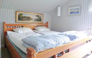 Postel nebo postele na pokoji v ubytování 2 Bedroom Awesome Home In Ryd
