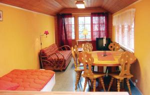 uma sala de estar com mesa e cadeiras e uma sala de jantar em Lovely Home In Trosa With House Sea View em Trosa
