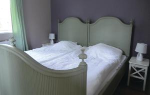 1 dormitorio con 1 cama blanca y 2 mesitas de noche en Amazing Home In Lttorp With Kitchen, en Böda