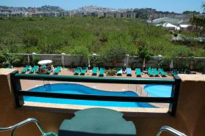 Bazén v ubytování Hotel Victoria Playa nebo v jeho okolí