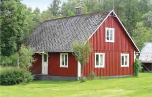 une maison rouge avec un toit noir dans l'établissement Gorgeous Home In Vxtorp With Kitchen, à Floalt