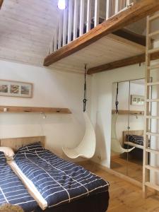 um quarto com uma cama e uma escada de beliche em Bo i Remmarlöv em Eslöv