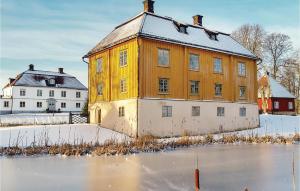 Cozy Home In Mantorp With Kitchen v zimě