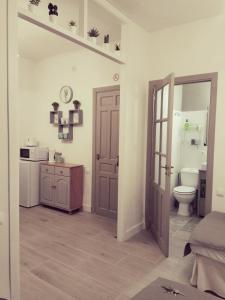 baño con aseo, lavabo y puerta en Mini-apartment Donna Rosa D'Alvadorez, en Alicante