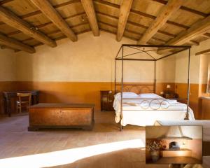 1 dormitorio con cama y techo de madera en Agriturismo Il Casale Degli Amici en Norcia