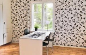 eine Küche mit einem Tisch mit Stühlen und einem Fenster in der Unterkunft Holiday Home Flishult Gård Vetlanda in Vetlanda