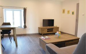 SaintenyにあるNice Apartment In Sainteny With 1 Bedrooms And Wifiのリビングルーム(テレビ、コーヒーテーブル付)