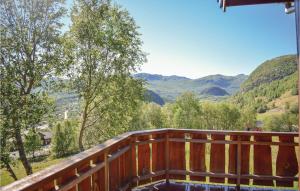 ヘムセダールにあるBeitebuの山々の景色を望む木製バルコニー