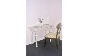 ein Schreibtisch mit Stuhl und ein Tisch mit Lampe in der Unterkunft Holiday Home Flishult Gård Vetlanda in Vetlanda + 4 Fotos