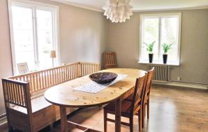 una sala da pranzo con tavolo e sedie in legno di 4 Bedroom Gorgeous Home In Vetlanda a Vetlanda