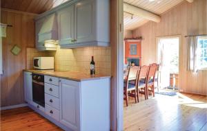 uma cozinha com armários brancos e uma bancada em Beitebu em Hemsedal