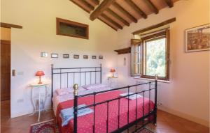 un dormitorio con una cama y una ventana en La Spizzica 5, en Baccano