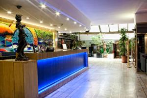 un hall d'un magasin avec une statue au milieu dans l'établissement Güneş Hotel Merter, à Istanbul 36 autres photos