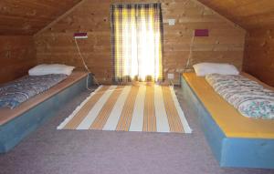 due letti in una stanza con finestra di 3 Bedroom Gorgeous Home In Bjoa a Haugsgjerd Altre 2 foto