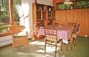 SvanesundにあるAmazing Home In Svanesund With Kitchenのダイニングルーム(テーブル、椅子付)