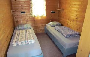 2 letti singoli in una cabina con finestra di 3 Bedroom Gorgeous Home In Bjoa a Haugsgjerd