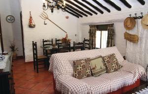 - un salon avec un canapé et une table dans l'établissement Beautiful Home In Sileras-almedinilla With Kitchenette, à Almedinilla