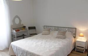 une chambre avec un lit blanc avec deux oreillers dans l'établissement Cozy Home In Pernes Les Fontaines, à Pernes-les-Fontaines