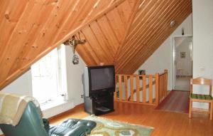 En tv och/eller ett underhållningssystem på Cozy Home In Ullared With House Sea View