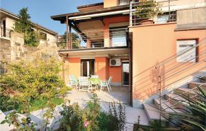 una casa con un patio con mesa y sillas en Amazing Apartment In Piran With Wifi, en Piran