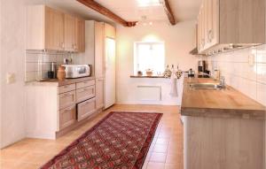 מטבח או מטבחון ב-Three-Bedroom Holiday Home In Loderup