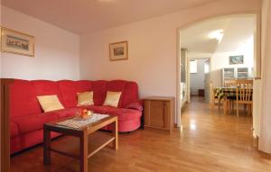un sofá rojo en una sala de estar con mesa en Amazing Apartment In Piran With Wifi, en Piran 12 fotos más