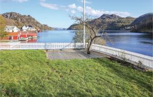 ein Wasserkörper mit einem weißen Zaun und einem See in der Unterkunft Amazing Home In Hidrasund With Kitchen in Kirkehamn