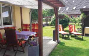 un patio con una mesa y sillas bajo un cenador en Awesome Home In Alt Schwerin With Wifi, en Alt Schwerin