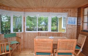 SaltärnaにあるHoliday Home Ronneby Lxxxvのテーブルと椅子と窓のあるダイニングルーム