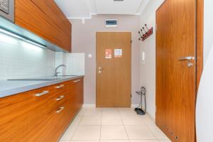 Kuchyňa alebo kuchynka v ubytovaní Comfy Apartments with Balcony Turystyczna Międzyzdroje by Noclegi Renters