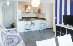 San Blas的住宿－Awesome Apartment In La Manga Del Mar Menor With Kitchenette，一间配有沙发和椅子的厨房