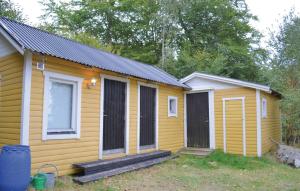 SaltärnaにあるHoliday Home Ronneby Lxxxvの小黄色の家