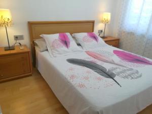 En eller flere senge i et værelse på Ático BELLAVISTA -4 habitaciones dobles 2 baños completos y visita a bodega- + 37 billeder