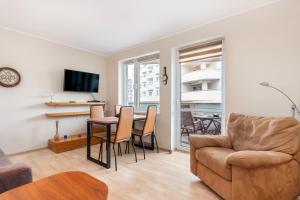 Posedenie v ubytovaní Comfy Apartments with Balcony Turystyczna Międzyzdroje by Noclegi Renters