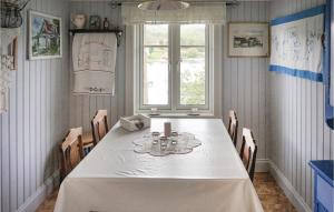 ein Esszimmer mit einem weißen Tisch und Stühlen in der Unterkunft Amazing Home In Hidrasund With Kitchen in Kirkehamn