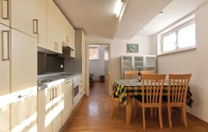 eine Küche mit einem Tisch und Stühlen in der Unterkunft Stunning Apartment In Piran With Kitchen in Piran