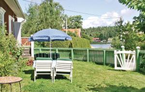 una mesa y sillas bajo una sombrilla en un patio en Awesome Home In Eskilstuna With 2 Bedrooms And Wifi, en Sundby