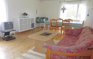 LöttorpにあるStunning Home In Lttorp With 2 Bedroomsのリビングルーム(ソファ、テーブル付)