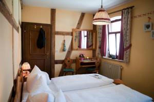Postel nebo postele na pokoji v ubytování Hotel Schuberths am Markt