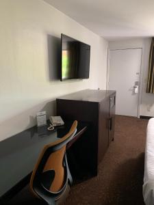 TV a/nebo společenská místnost v ubytování Pepper Tree Inn