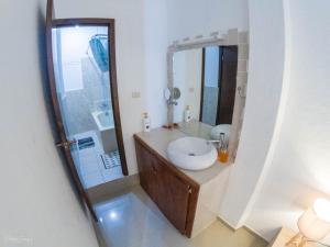 La salle de bains est pourvue d'un lavabo et d'une douche. dans l'établissement San Pedro Suite, à San Pedro de la Laguna