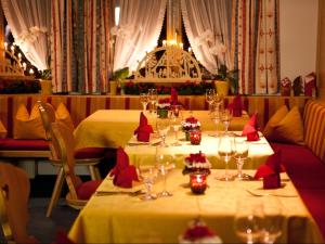 a dining room with two tables with red napkins at Haus Odo in Lech am Arlberg