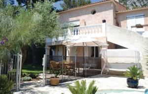 ラ・ヴァレット・デュ・ヴァールにあるNice Apartment In La Valette Du Varの傘とテーブルと椅子が備わる家 +18枚の写真