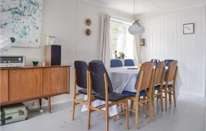 uma sala de jantar com mesa e cadeiras em Awesome Home In Rauland With Wifi em Rauland