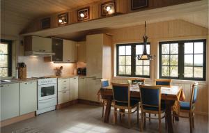 Dagali的住宿－Tallsen Dagalifjell，一间厨房,内设一张木桌和椅子