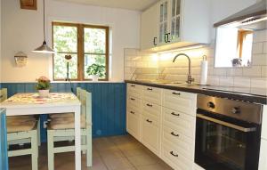 Ett kök eller pentry på Beautiful Home In Kvidinge With 2 Bedrooms And Wifi