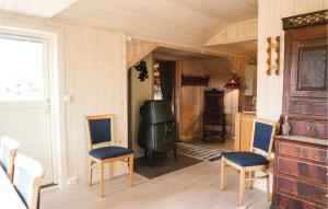 ein Wohnzimmer mit zwei Stühlen und einem Fernseher in der Unterkunft Tallåsen Dagalifjell in Dagali