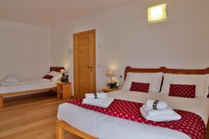 Postel nebo postele na pokoji v ubytování Hotel Roseg